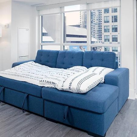Chic 1-Br Condo; Parking Included; Downtown Core Toronto Exteriör bild