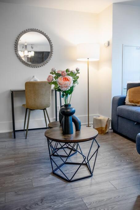 Chic 1-Br Condo; Parking Included; Downtown Core Toronto Exteriör bild