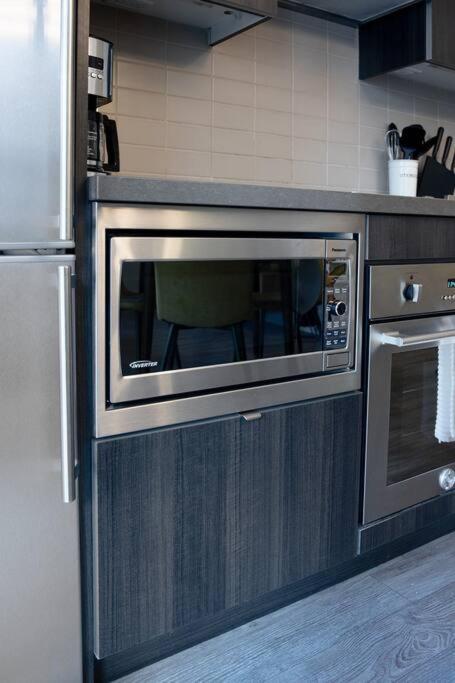Chic 1-Br Condo; Parking Included; Downtown Core Toronto Exteriör bild