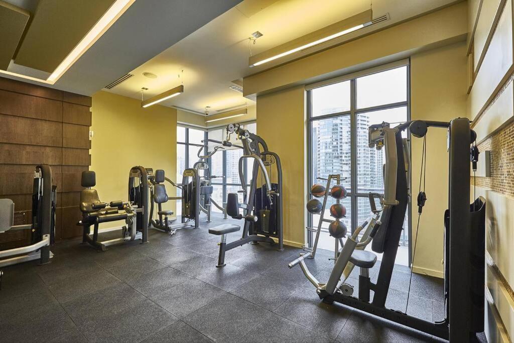 Chic 1-Br Condo; Parking Included; Downtown Core Toronto Exteriör bild