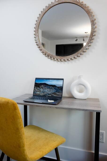 Chic 1-Br Condo; Parking Included; Downtown Core Toronto Exteriör bild