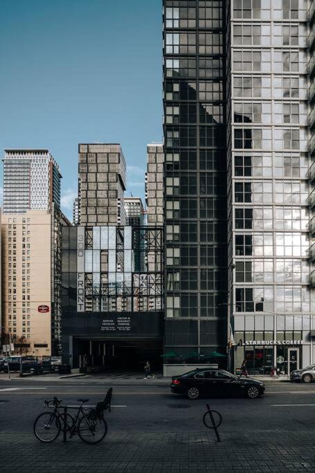 Chic 1-Br Condo; Parking Included; Downtown Core Toronto Exteriör bild