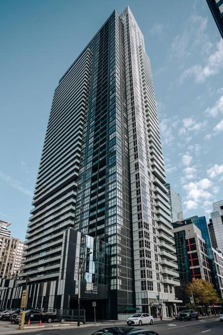 Chic 1-Br Condo; Parking Included; Downtown Core Toronto Exteriör bild