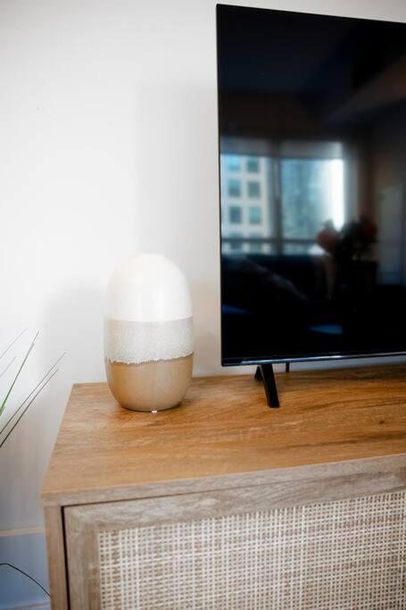 Chic 1-Br Condo; Parking Included; Downtown Core Toronto Exteriör bild