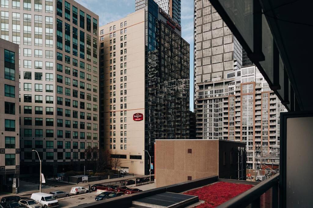Chic 1-Br Condo; Parking Included; Downtown Core Toronto Exteriör bild