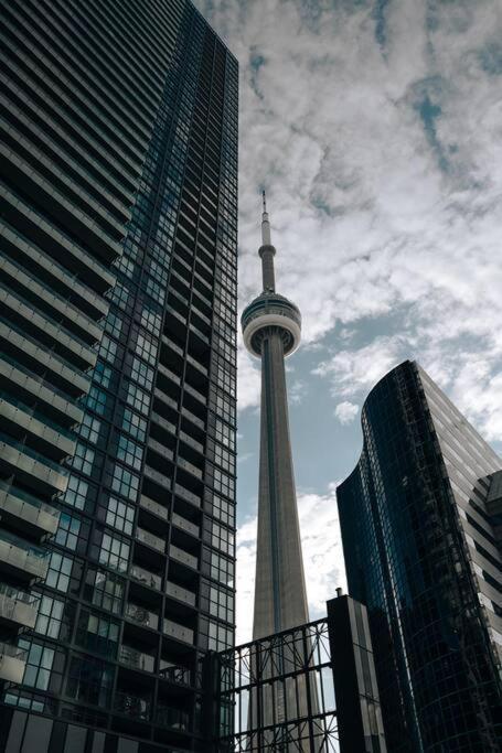 Chic 1-Br Condo; Parking Included; Downtown Core Toronto Exteriör bild