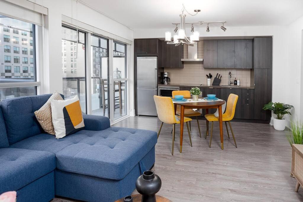 Chic 1-Br Condo; Parking Included; Downtown Core Toronto Exteriör bild