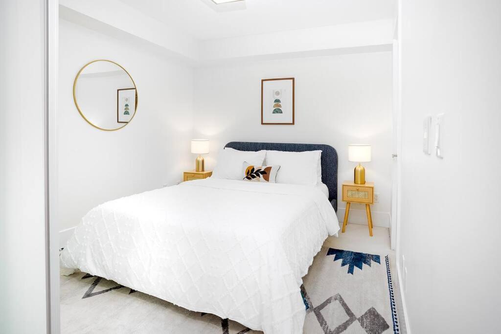 Chic 1-Br Condo; Parking Included; Downtown Core Toronto Exteriör bild