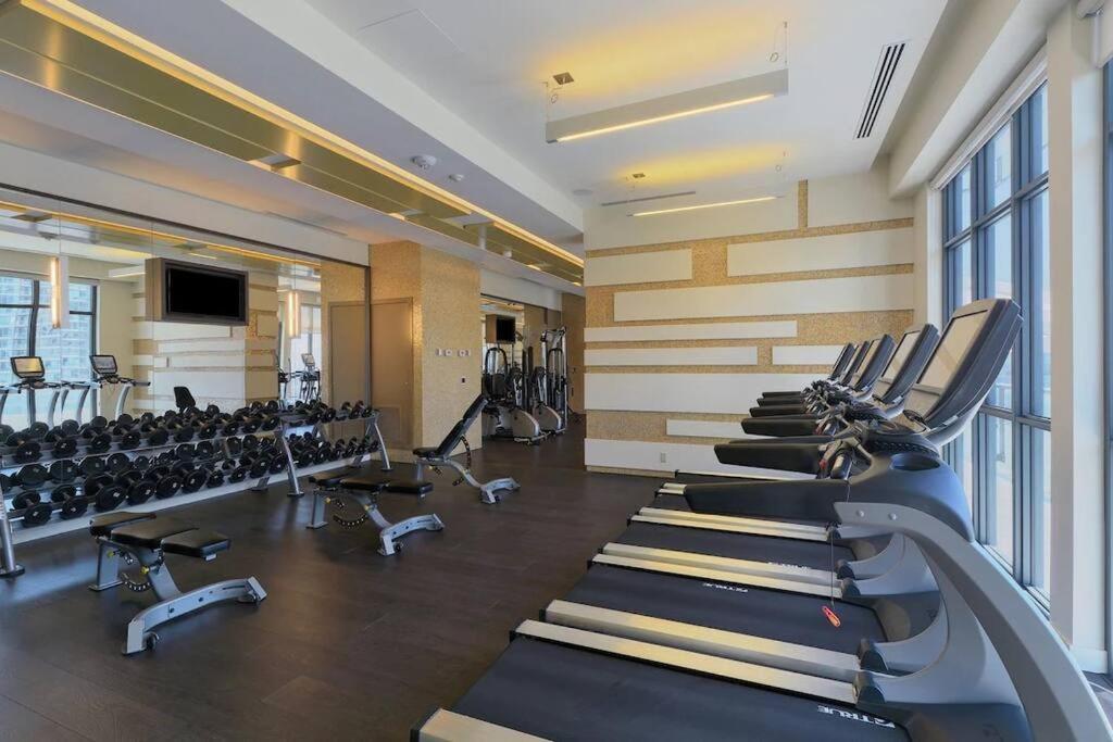 Chic 1-Br Condo; Parking Included; Downtown Core Toronto Exteriör bild