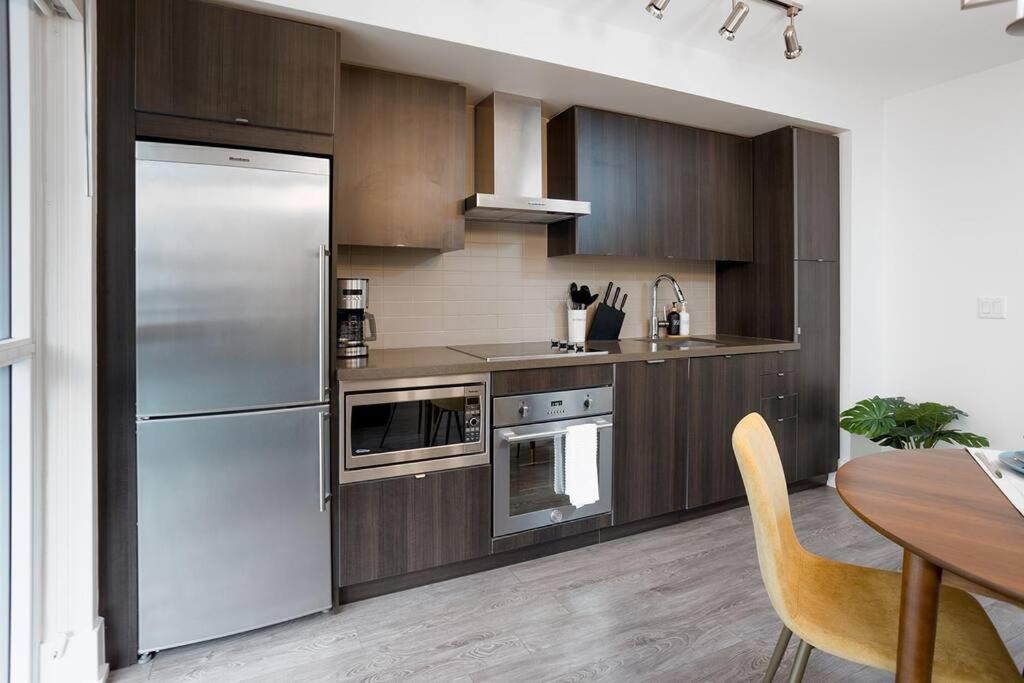 Chic 1-Br Condo; Parking Included; Downtown Core Toronto Exteriör bild