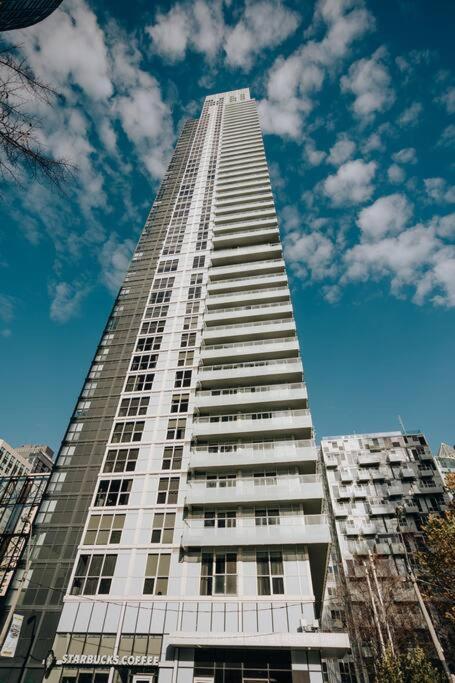 Chic 1-Br Condo; Parking Included; Downtown Core Toronto Exteriör bild