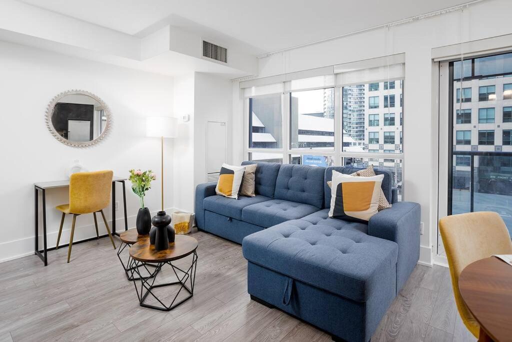 Chic 1-Br Condo; Parking Included; Downtown Core Toronto Exteriör bild