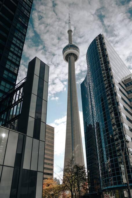 Chic 1-Br Condo; Parking Included; Downtown Core Toronto Exteriör bild
