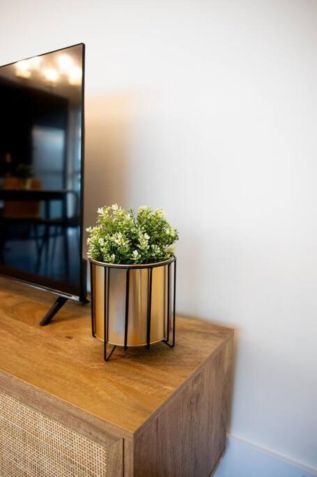 Chic 1-Br Condo; Parking Included; Downtown Core Toronto Exteriör bild