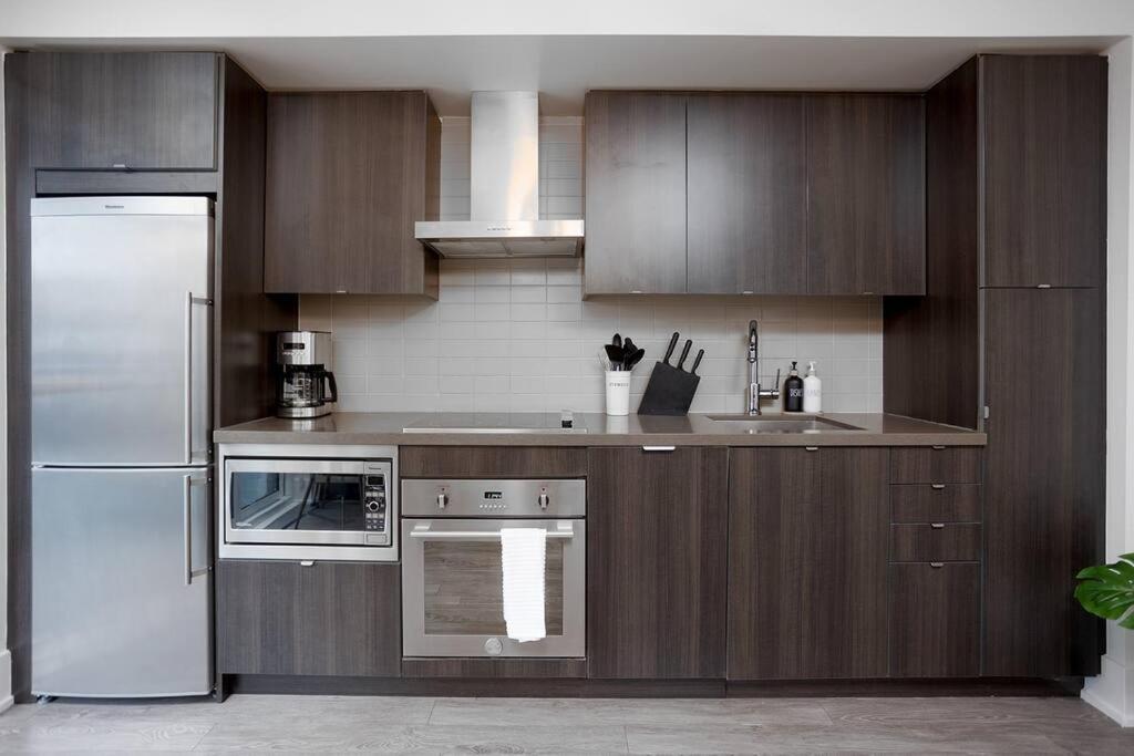 Chic 1-Br Condo; Parking Included; Downtown Core Toronto Exteriör bild