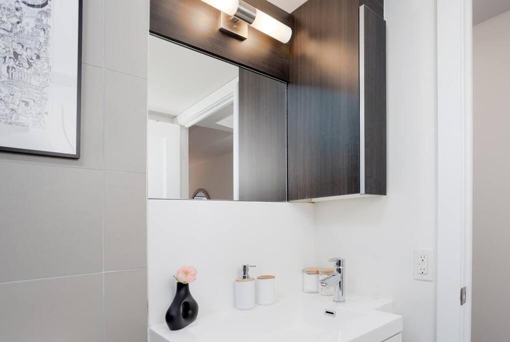 Chic 1-Br Condo; Parking Included; Downtown Core Toronto Exteriör bild