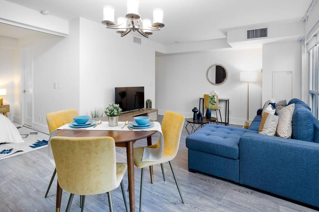 Chic 1-Br Condo; Parking Included; Downtown Core Toronto Exteriör bild