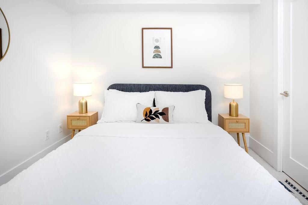 Chic 1-Br Condo; Parking Included; Downtown Core Toronto Exteriör bild