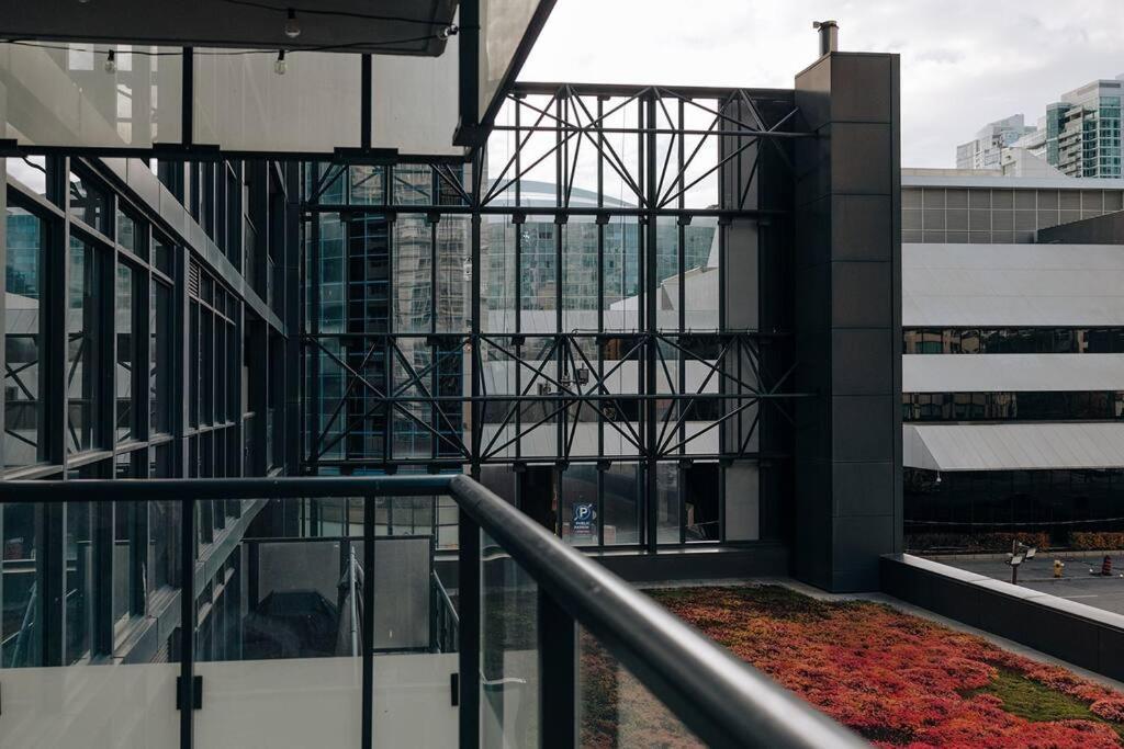 Chic 1-Br Condo; Parking Included; Downtown Core Toronto Exteriör bild