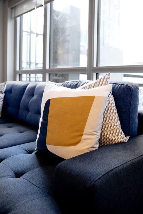 Chic 1-Br Condo; Parking Included; Downtown Core Toronto Exteriör bild