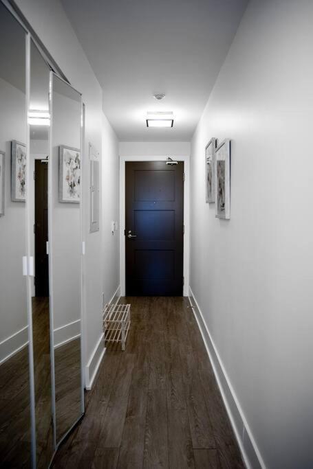 Chic 1-Br Condo; Parking Included; Downtown Core Toronto Exteriör bild
