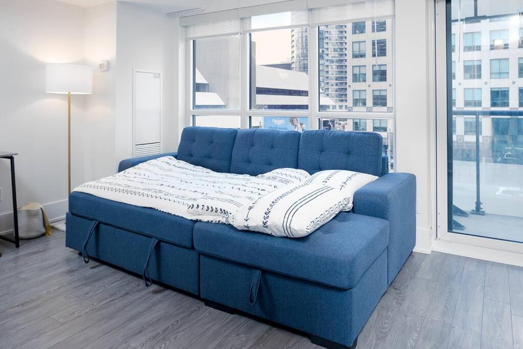 Chic 1-Br Condo; Parking Included; Downtown Core Toronto Exteriör bild